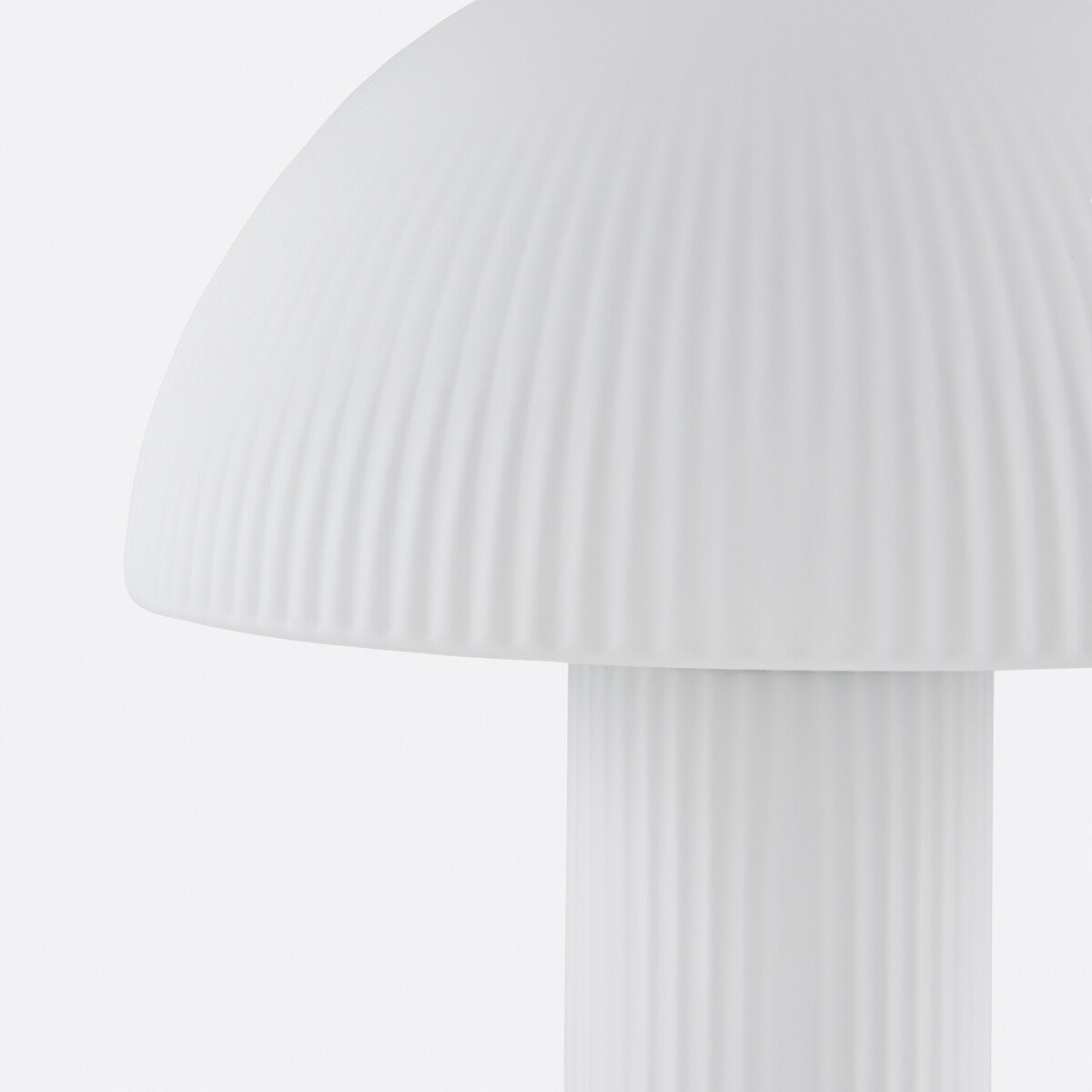 Lampe champignon en verre opalin strié blanc – lampe de table design