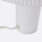 Lampe champignon en verre opalin strié blanc – lampe de table design