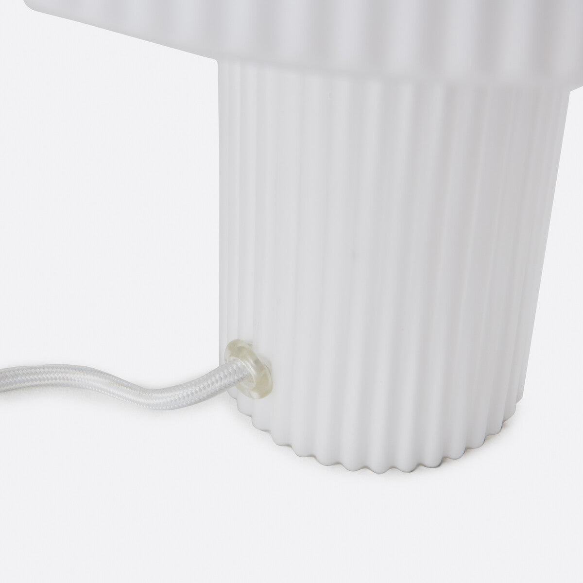 Lampe champignon en verre opalin strié blanc – lampe de table design