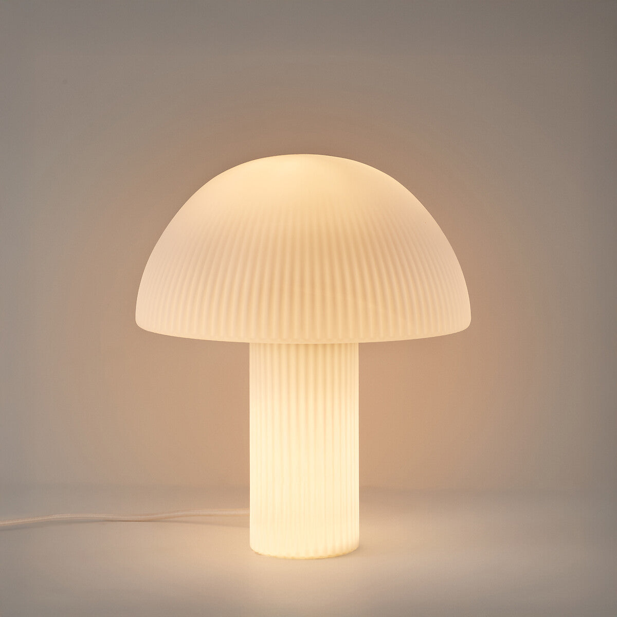 Lampe champignon en verre opalin strié blanc – lampe de table design
