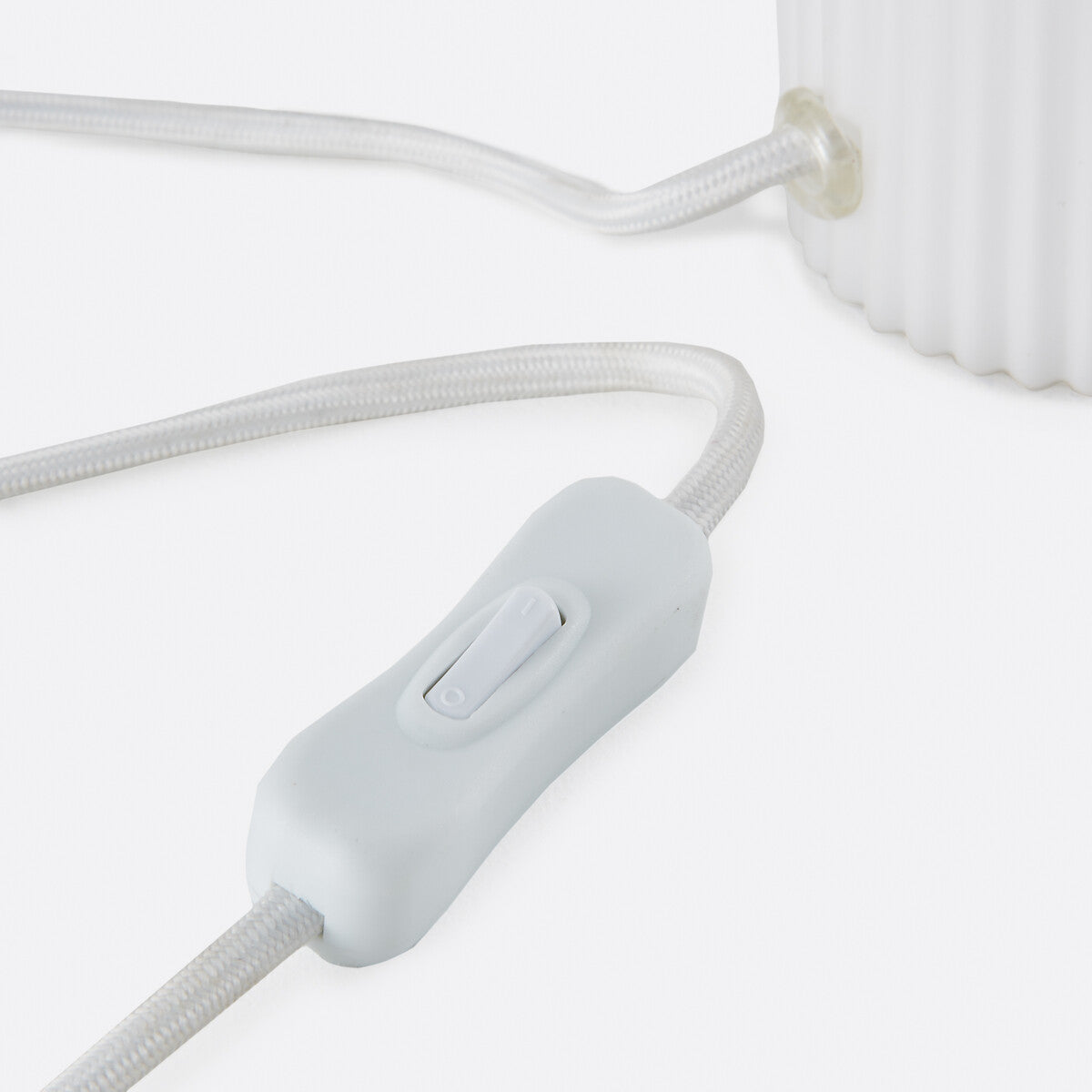 Lampe champignon en verre opalin strié blanc – lampe de table design