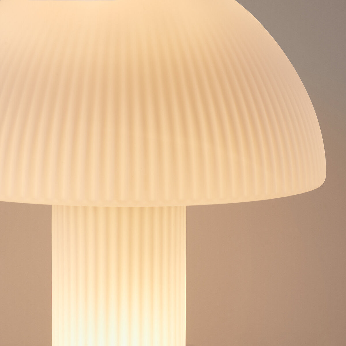 Lampe champignon en verre opalin strié blanc – lampe de table design