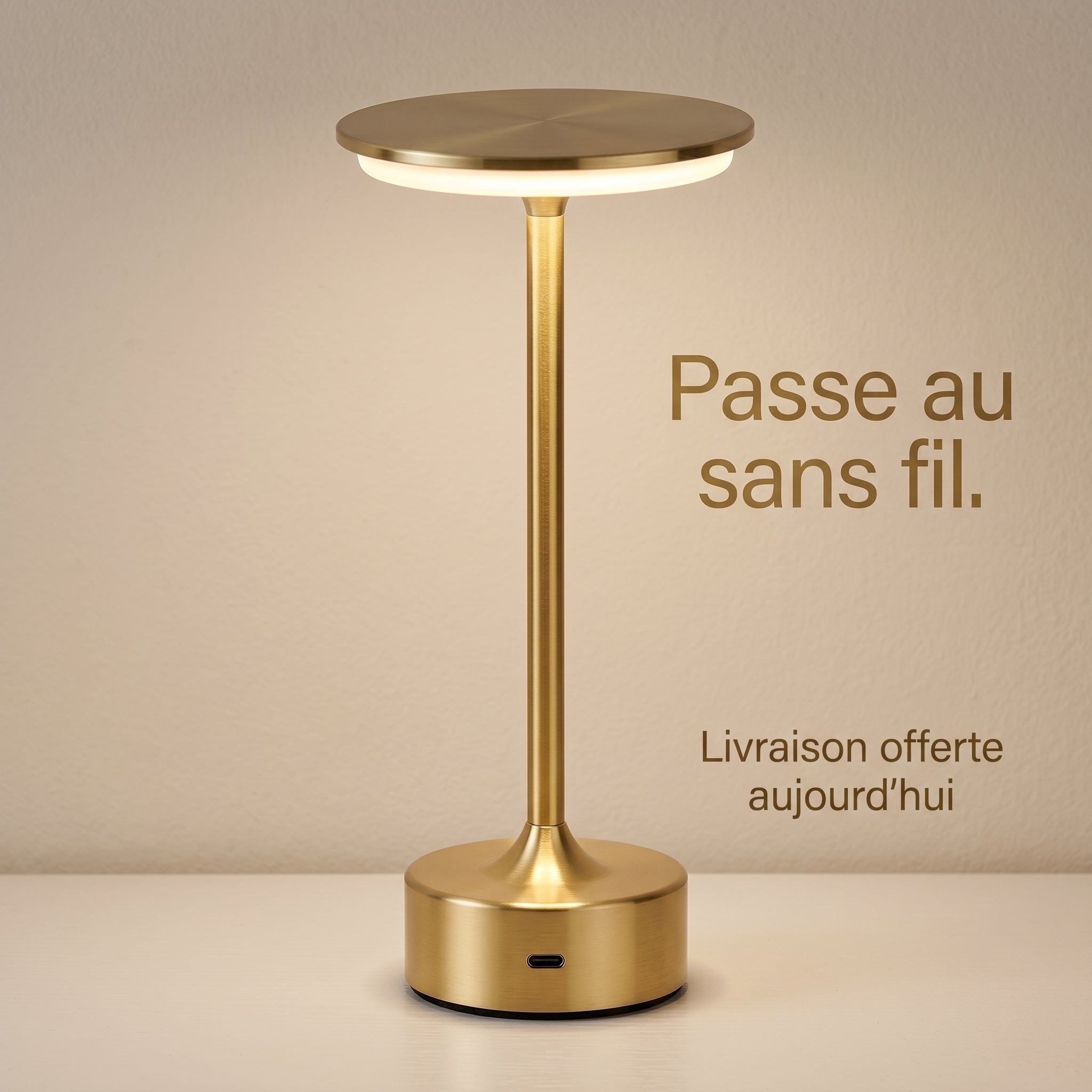 Lampe de bureau sans fil dorée MycoLamp allumée avec port USB-C visible, livraison offerte