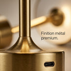 Détail finition métal doré brossé premium et port de recharge USB-C de la lampe de bureau sans fil MycoLamp