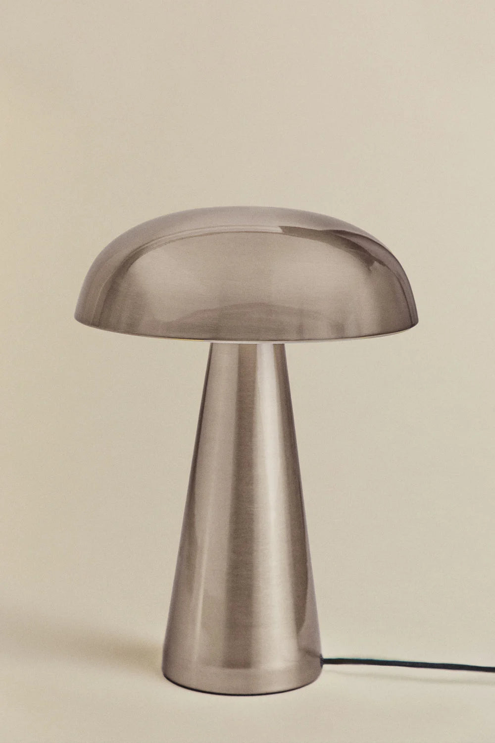 Lampe champignon en métal gris chromé – lampe de table design moderne
